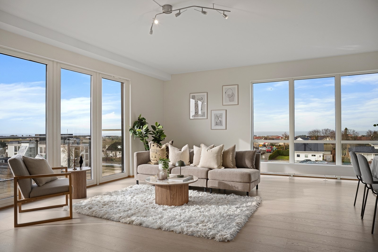 Utsikten her må oppleves for rett inntrykk, de store vindusflatene på to sider gir en helt unik leilighet. Galleribilde