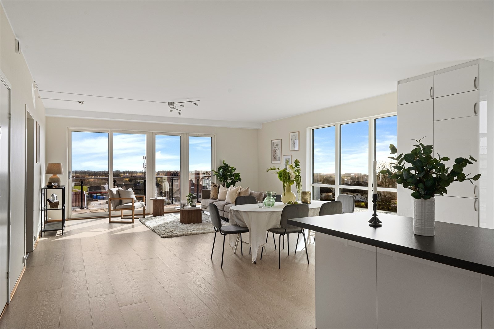 Spisebordet lager en naturlig overgang fra stue til kjøkken Galleribilde