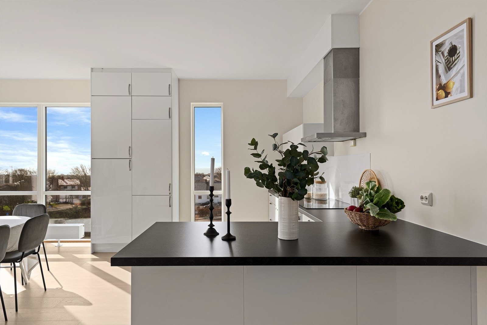 Stor øy som gir ekstra benkeplass- perfekt for matlaging Galleribilde