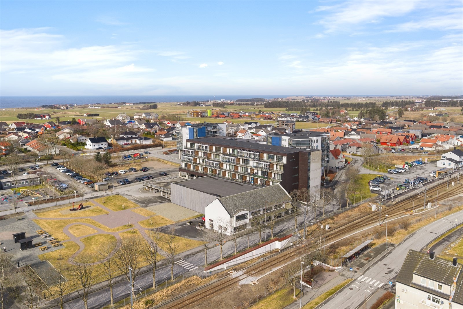 Her bor du i umiddelbar nærhet til både butikk og jernbane. Galleribilde