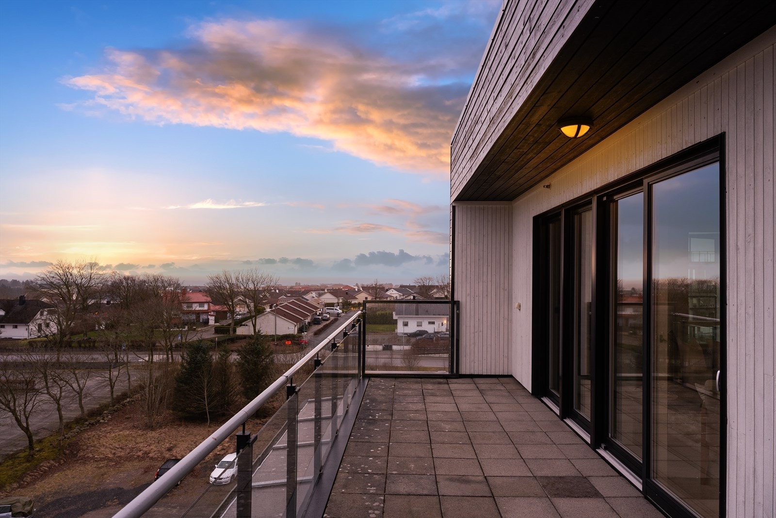 Fra balkongen kan du nyte den vidstrakte utsikten, både over landskap og hav. Galleribilde