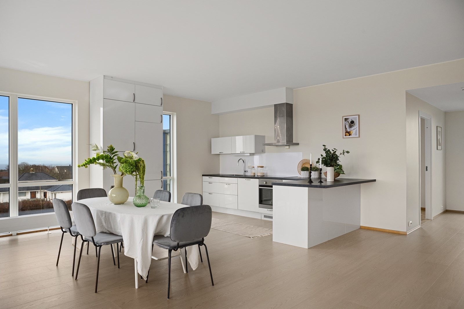 Legg merke til vinduet mellom høyskap og kjøkkenbenk, dette er med på å gi et særdeles godt arbeidslys. Galleribilde