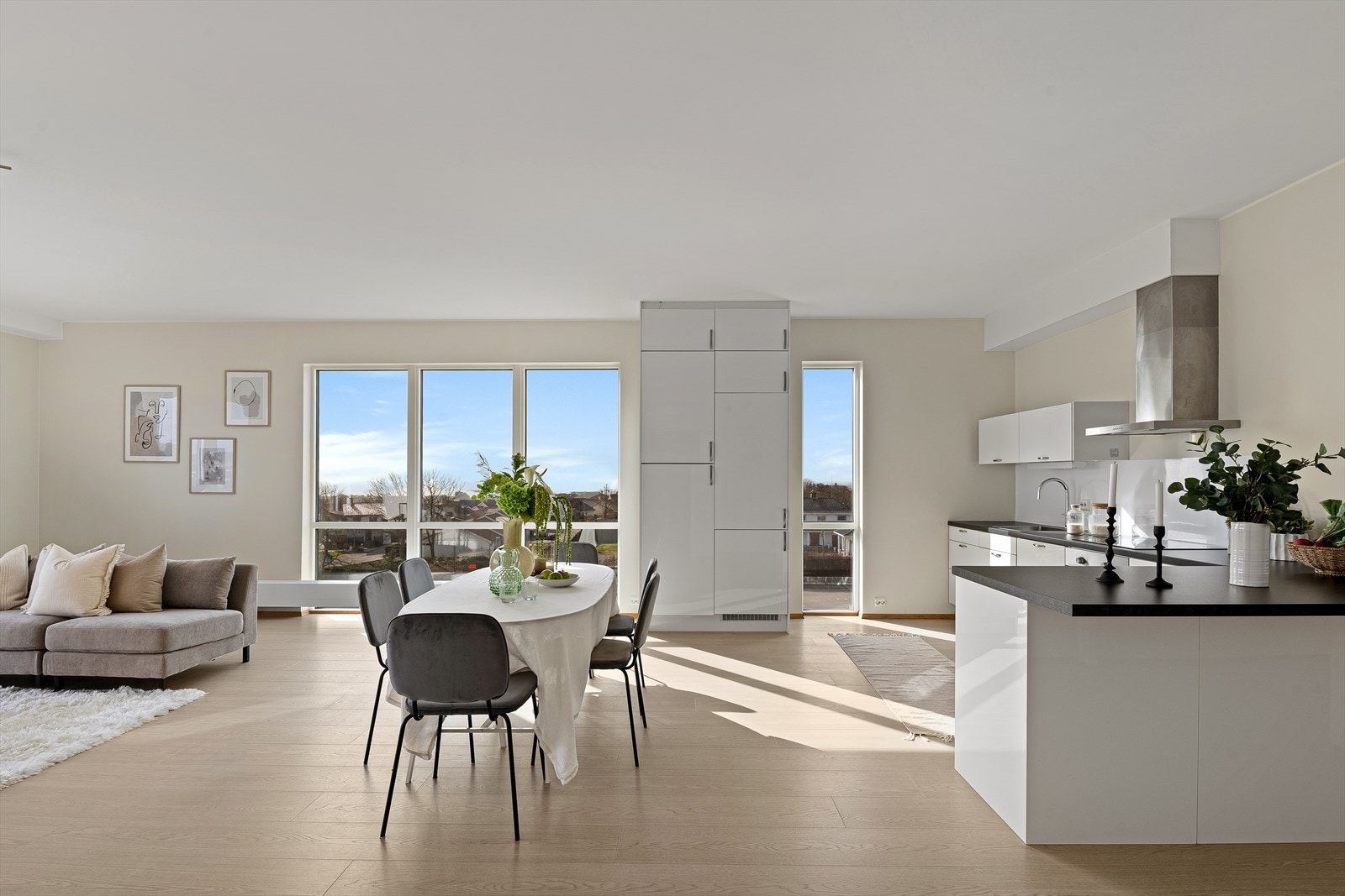 Kjøkkenet har god oppbevaringsplass i skuffer og skap Galleribilde