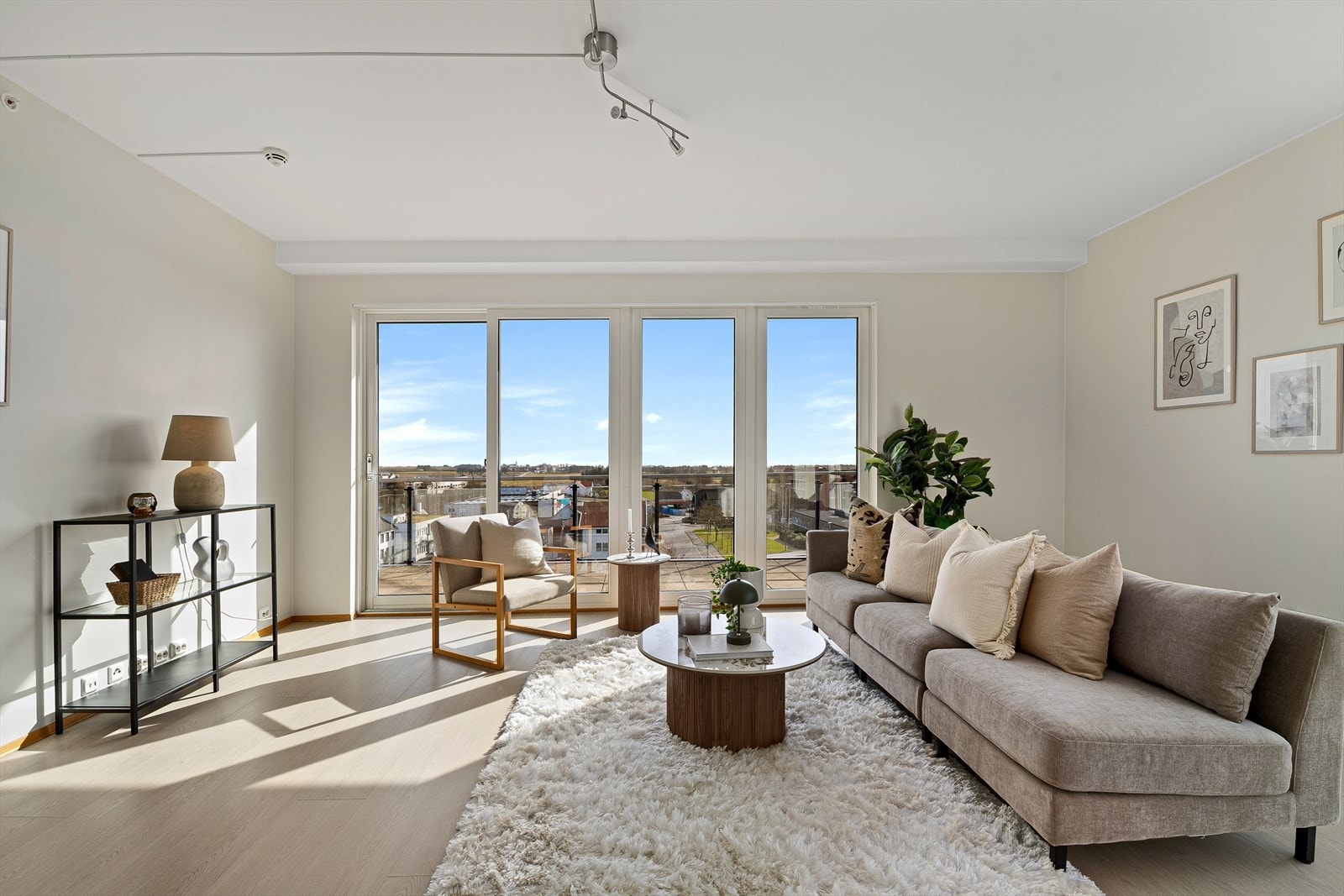 Leiligheten byr på en flott nymalt stue med en helt fantastisk utsikt Galleribilde