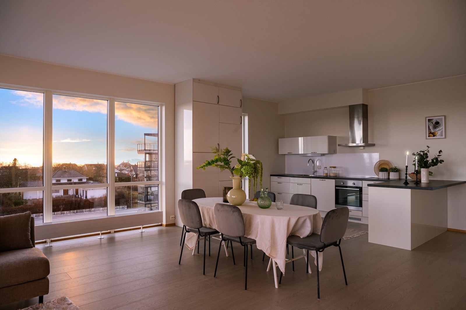 Kjøkken har slette fronter og benkeplate av laminat med nedfelt vask Galleribilde