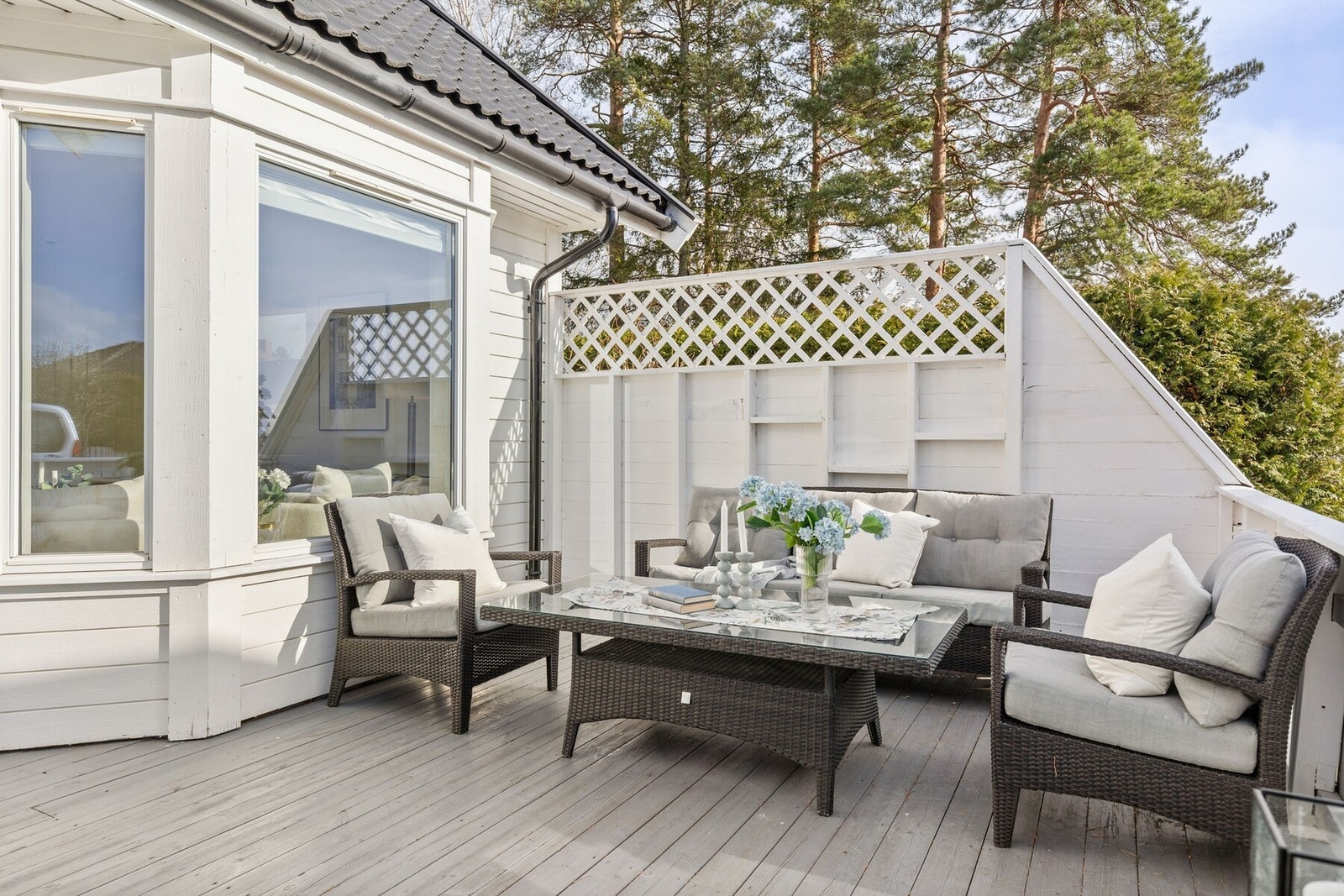 Fra stuen er det utgang til en herlig, sydvestvendt terrasse (ca. 33 m2). Galleribilde