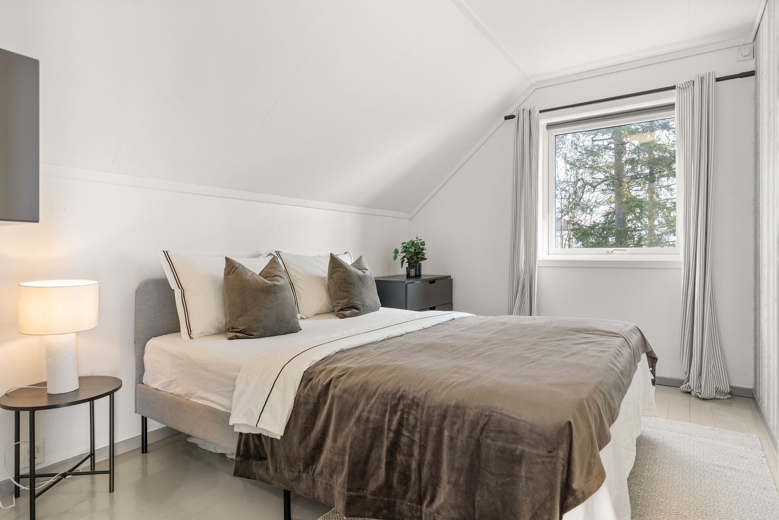 Det største soverommet i denne etasjen har gode møbleringsmuligheter og en behagelig atmosfære. Rommet har store vindusflater som slipper inn rikelig med naturlig lys, og gir flott utsikt mot nærområdet. Galleribilde