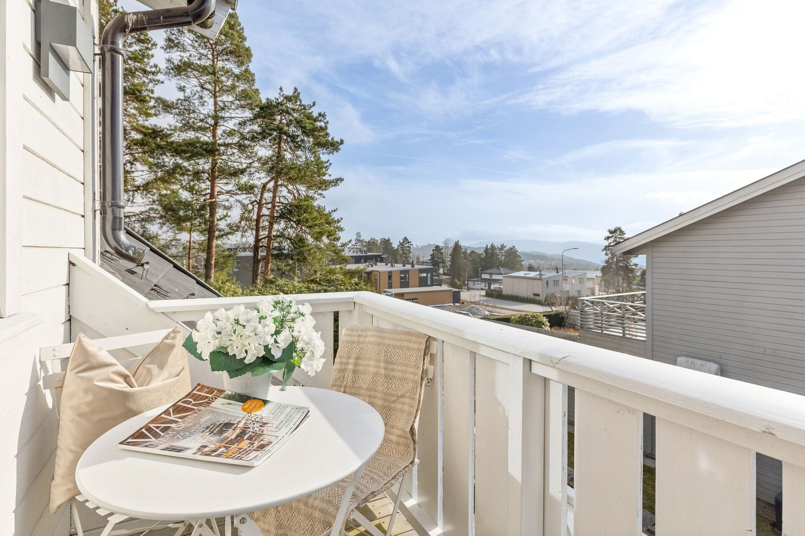Fra loftstuen er det utgang til en sydvestvendt balkong på ca. 4 m², med flott utsikt. Balkongen er et perfekt sted for å starte dagen med en kopp kaffe eller avslutte kvelden i rolige omgivelser, mens du nyter utsikten og de gode solforholdene. Galleribilde