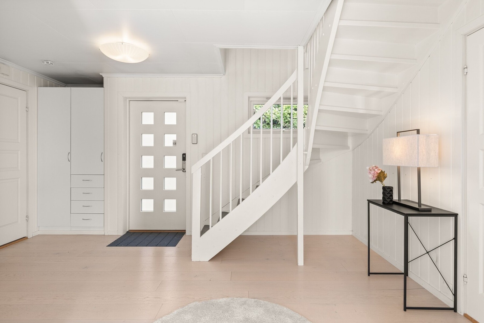 Det første som møter en er en stor, lys og delikat entré/hall som gir et svært godt førsteinntrykk. Her er det god plass til garderobeløsninger, med skapplass for yttertøy og sko, noe som bidrar til en ryddig og praktisk hverdag. Galleribilde