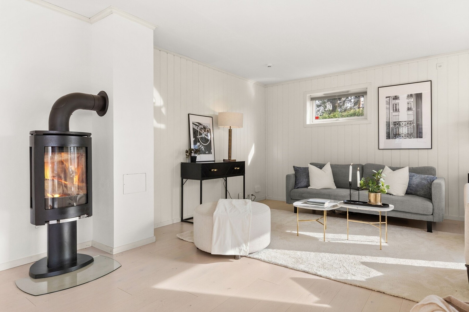 Lys og innbydende stue med store vindusflater som slipper inn rikelig med dagslys og gir rommet en luftig og behagelig atmosfære. De gode lysforholdene kombinert med utsynet skaper en trivelig ramme rundt hverdagen. Galleribilde