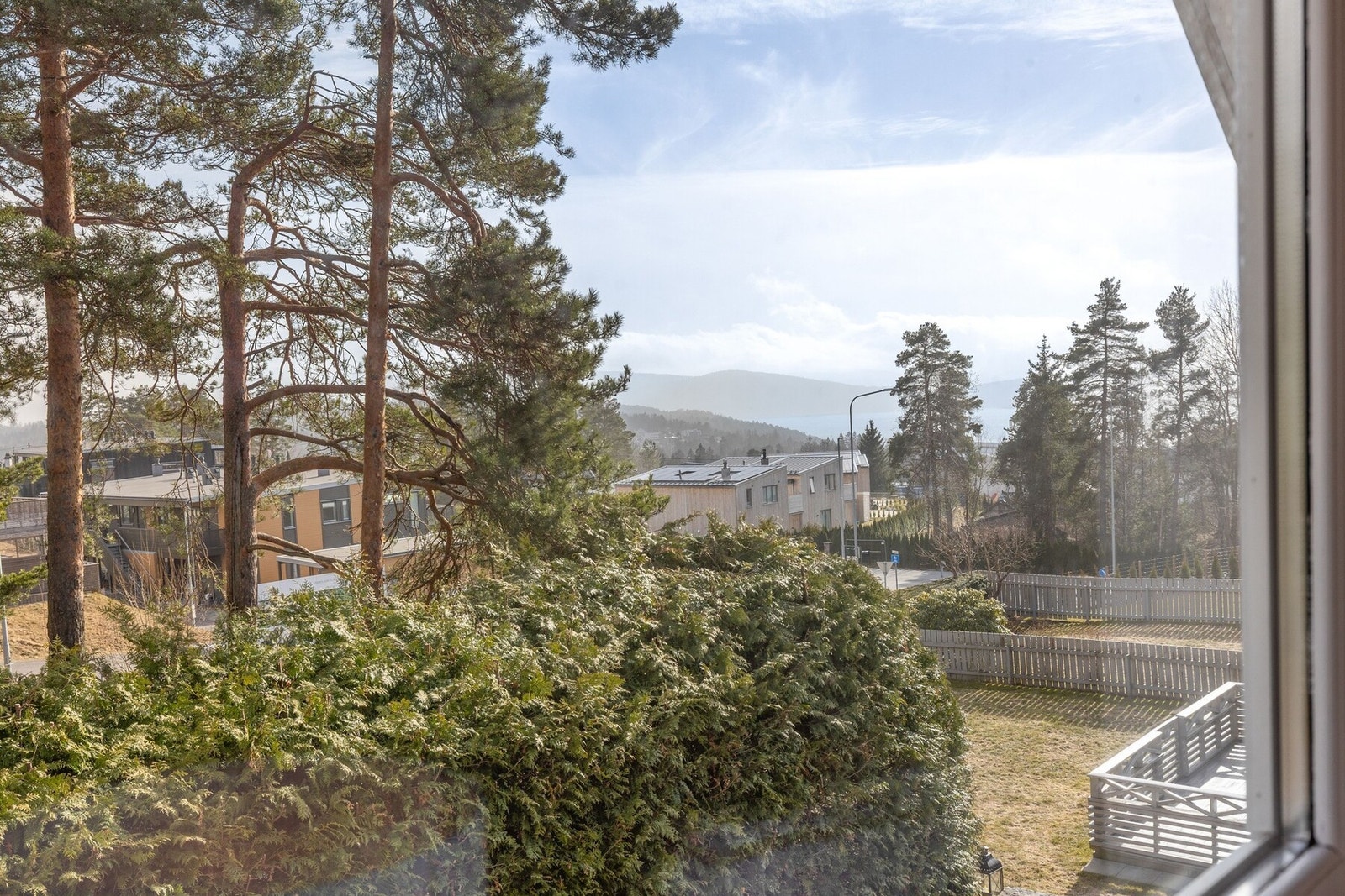 Fra balkongen i 2. etasje kan du virkelig nyte en herlig og vidstrakt utsikt som strekker seg utover nærområdet og gir en følelse av luft og frihet. Galleribilde