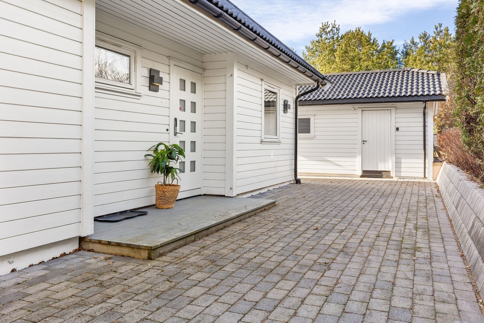 Velkommen inn!
Praktisk overbygget inngangsparti med hellelagt adkomst, som setter tonen for boligen allerede ved ankomst. Galleribilde