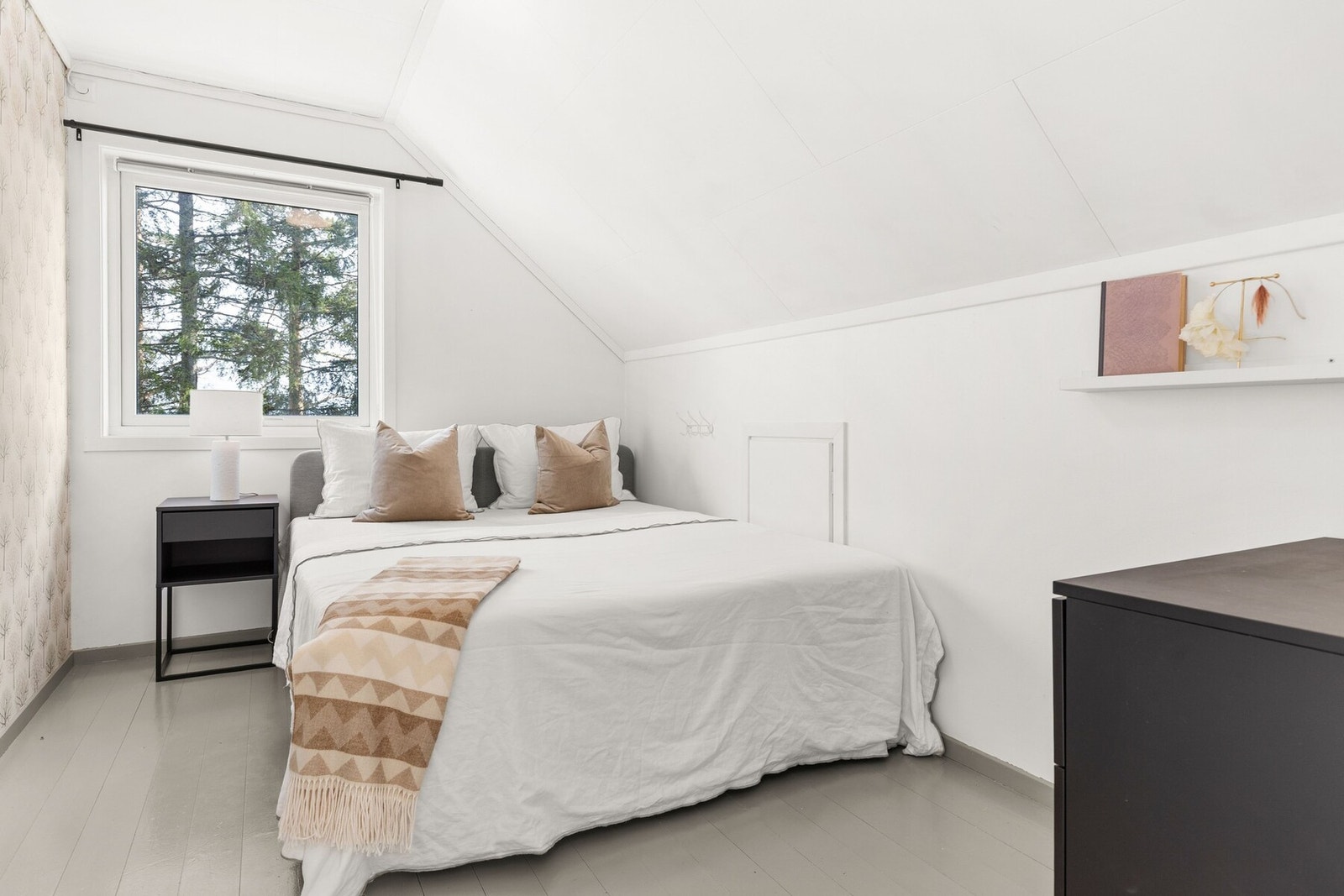 Et hyggelig og praktisk soverom med god plass til seng og skrivebord. Her er naturlig lysinnslipp som skaper en lys og luftig følelse. Perfekt som barnerom, gjesterom eller ekstra kontorplass.
Alle tre soverommene har skråtak som skaper en lun og hyggeli Galleribilde
