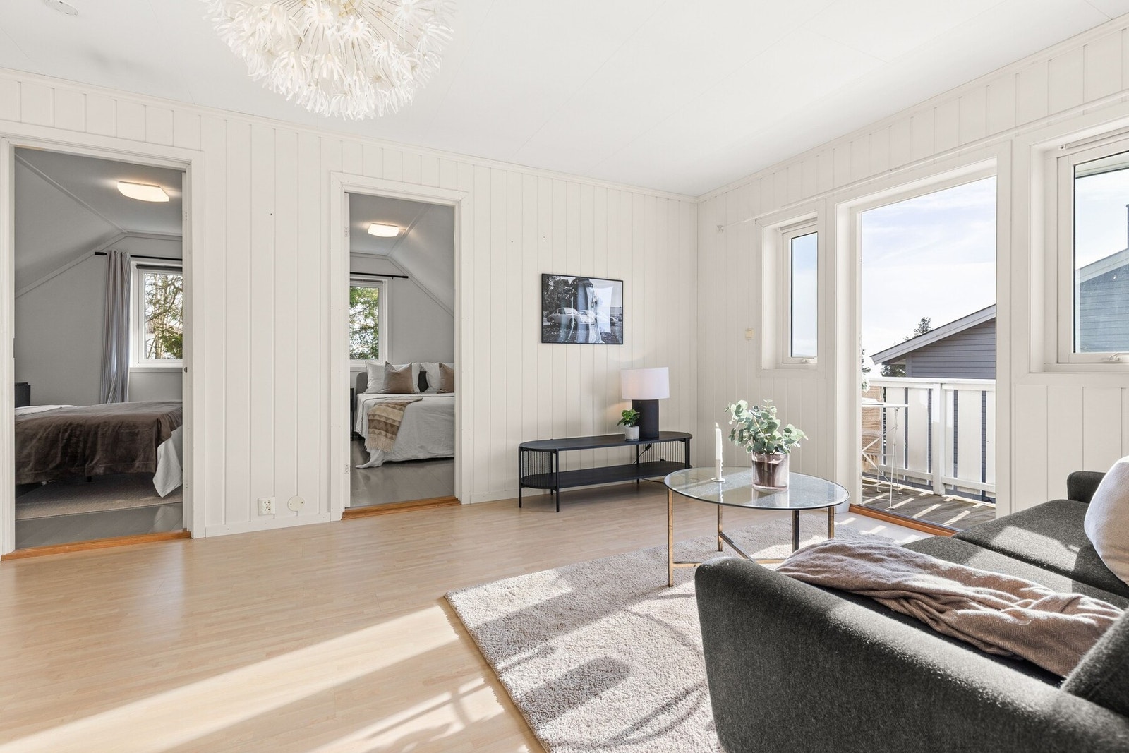 Lys og koselig loftstue med en lun og innbydende atmosfære. Skråtak og gode lysforhold gir rommet særpreg og en hyggelig romfølelse. Galleribilde