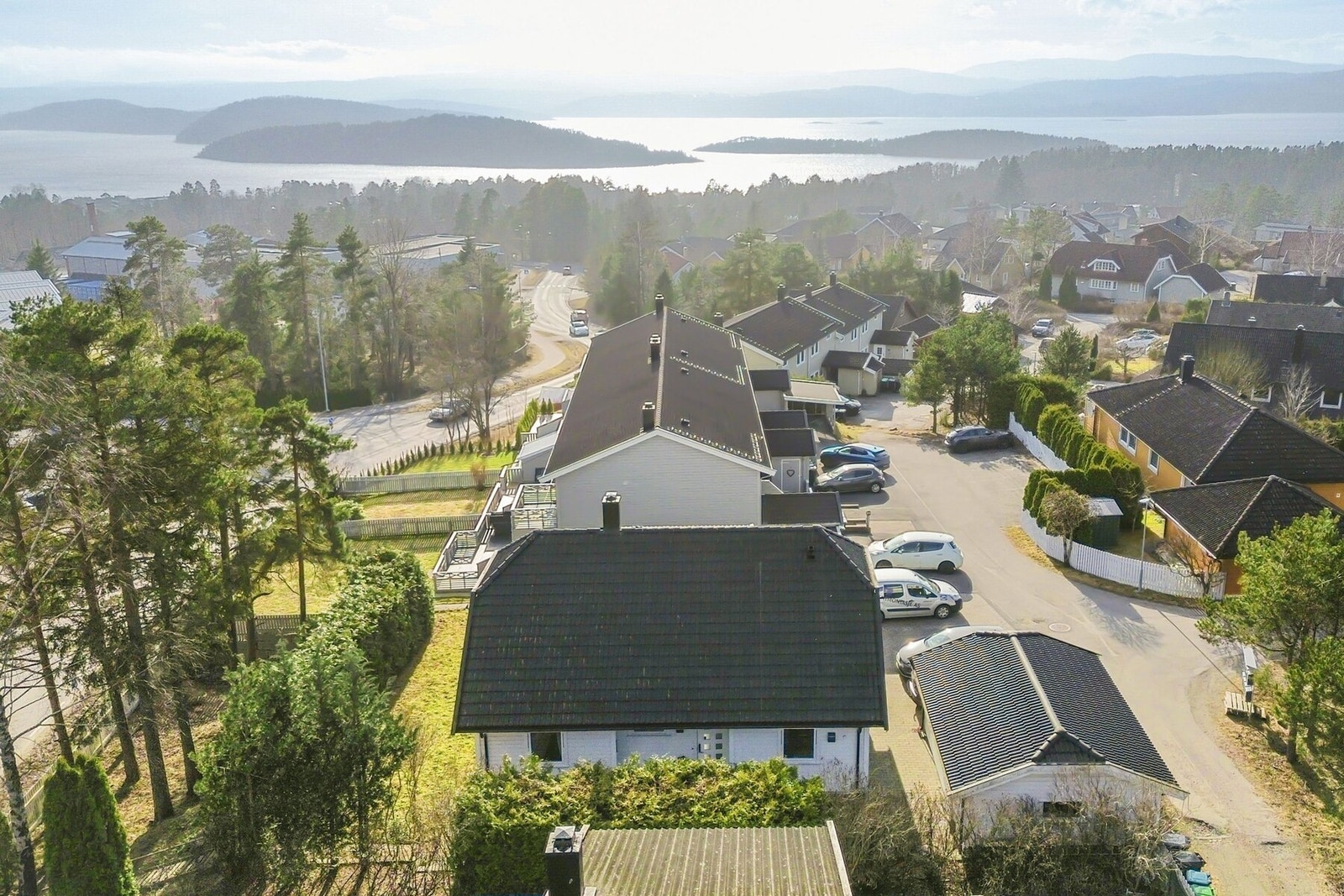 Her bor du i et området, som er kjent for sitt rolige bomiljø, gode solforhold og nærhet til både sjø og marka. Bebyggelsen består hovedsakelig av småhus og eneboliger, Galleribilde