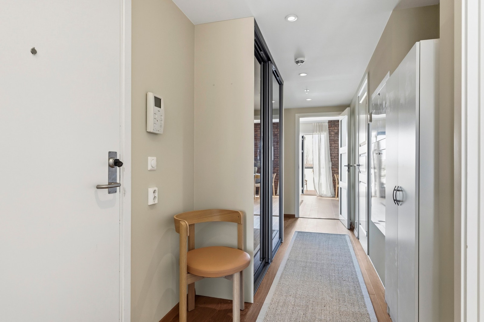 Entréen fremstår romslig og innbydende, med et større garderobeskap som gir gode oppbevaringsmuligheter for yttertøy og sko. Galleribilde