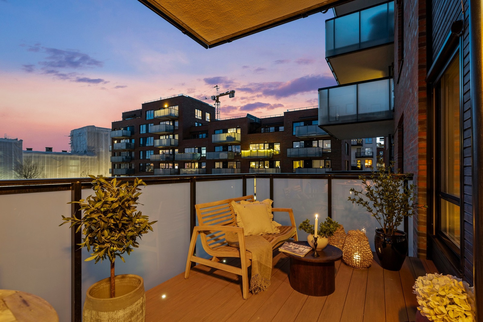 Sydvestvendt balkong med gode solforhold, terrassevarmer og integrert belysning, en naturlig forlengelse av stuen Galleribilde