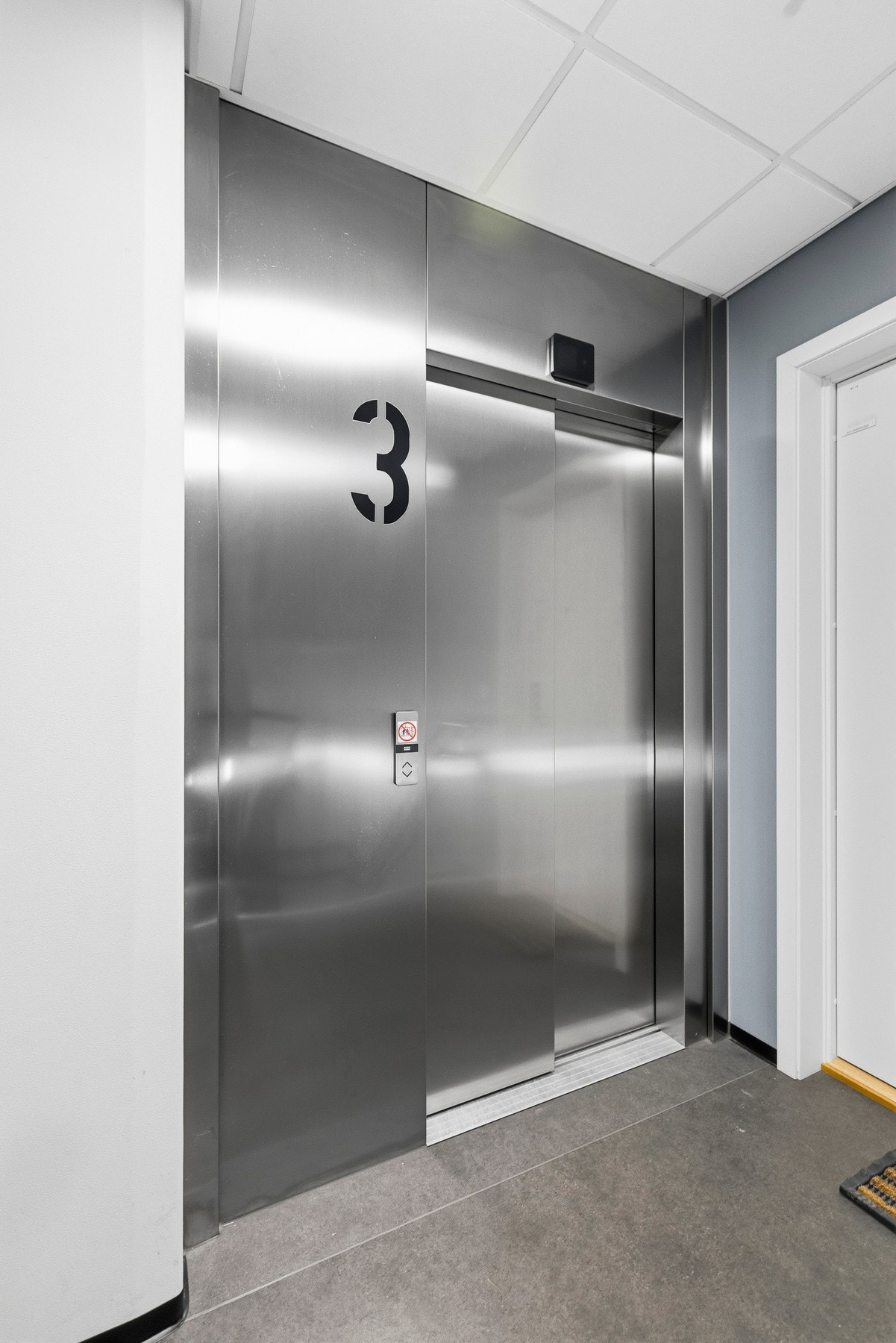 Leiligheten har en god intern beliggenhet i bygget, med adkomst via heis og trappegang til 3. etasje. Galleribilde