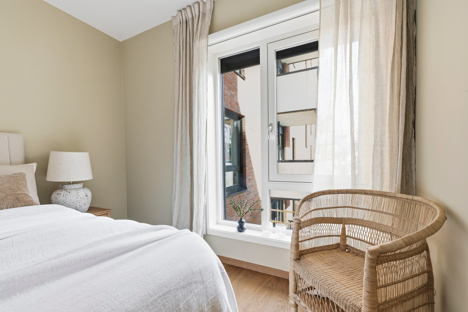 Begge rommene har vannbåren gulvvarme, et lyst og luftig preg, med gode lysforhold. Galleribilde