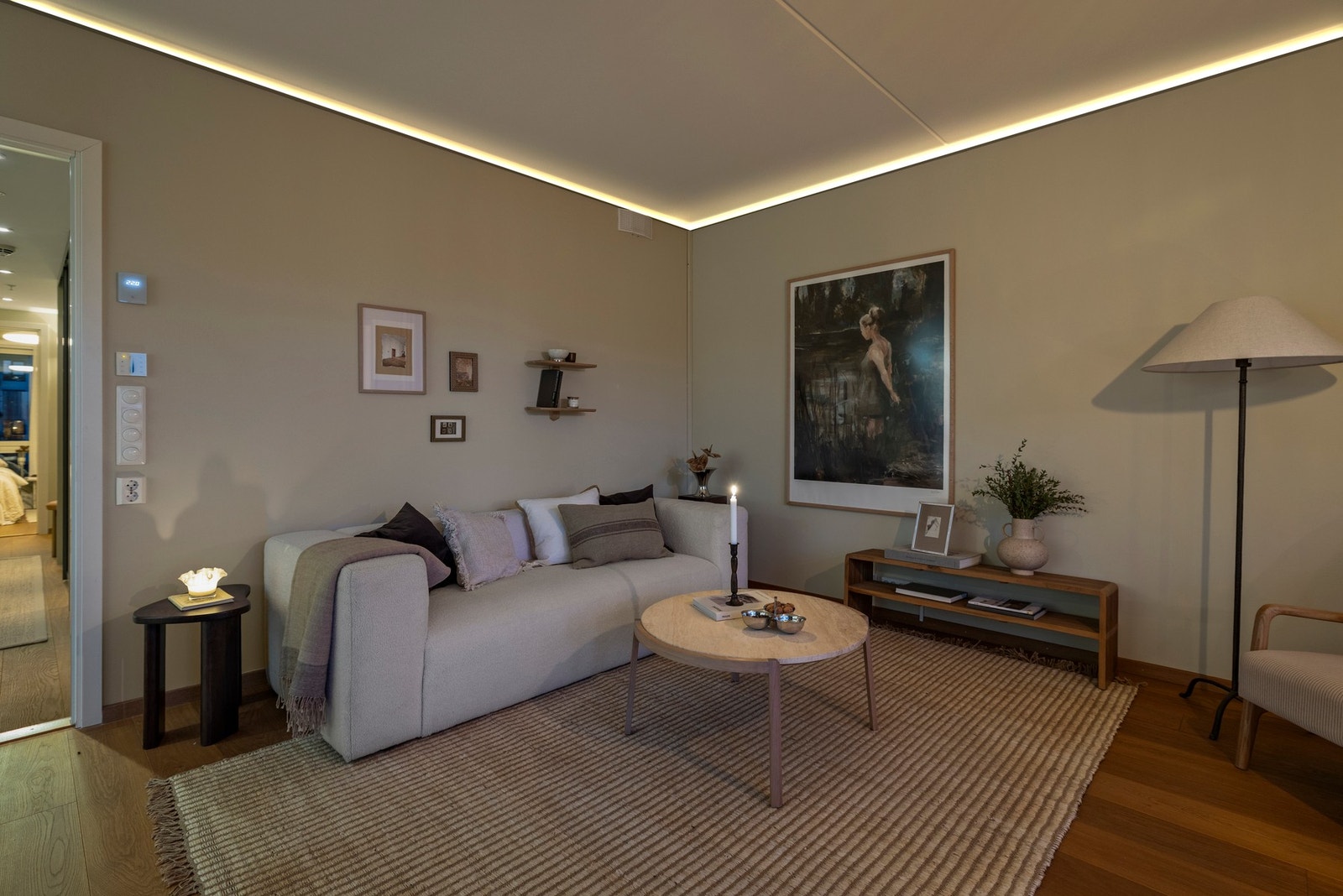 Fellesutgifter kr 4 706,- pr. mnd. Inkluderer blant annet Varmtvann, fjernvarme og internett. Galleribilde