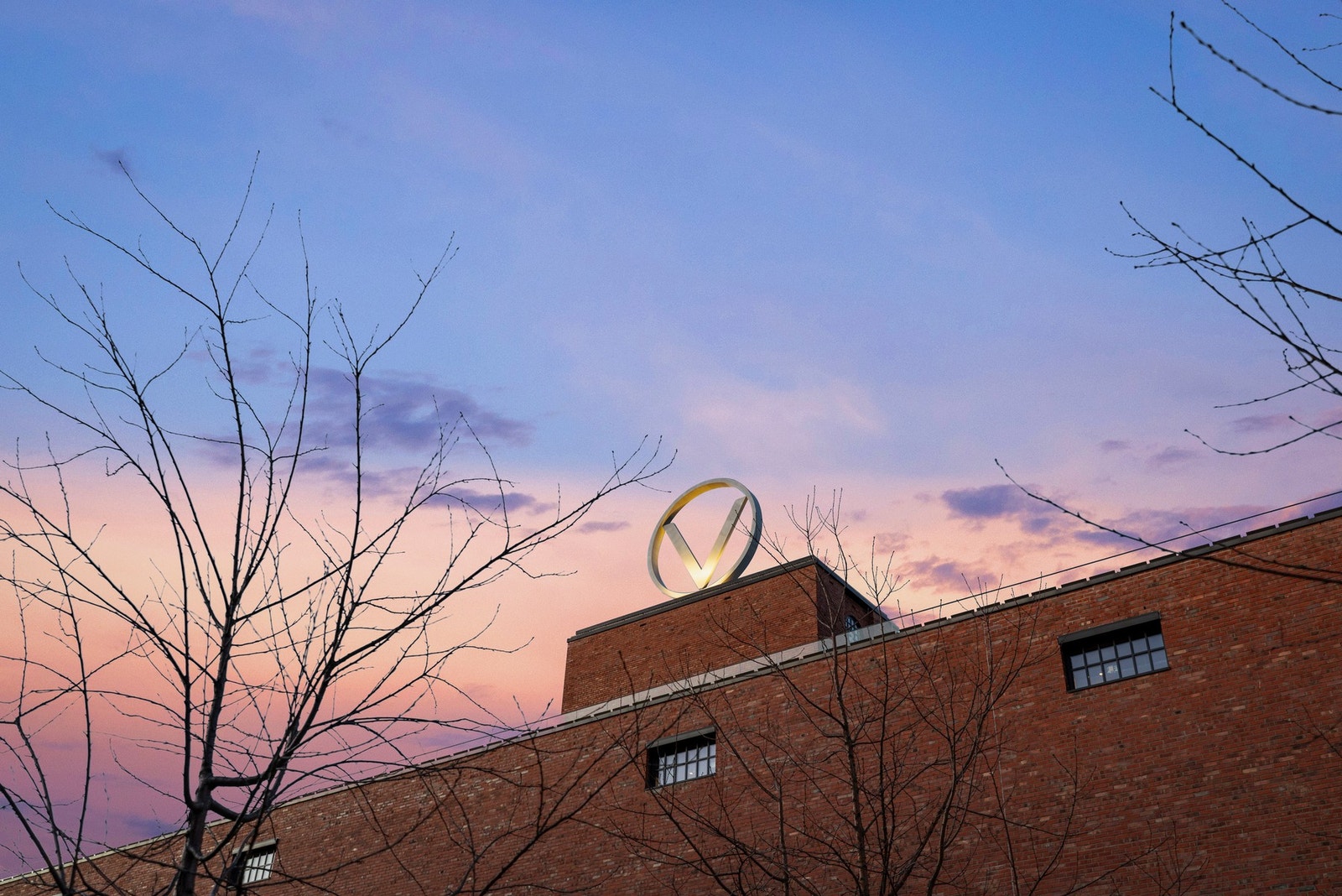 Vinslottet ligger rett ved siden av og har både serveringssteder, dagligvare og butikker. Galleribilde