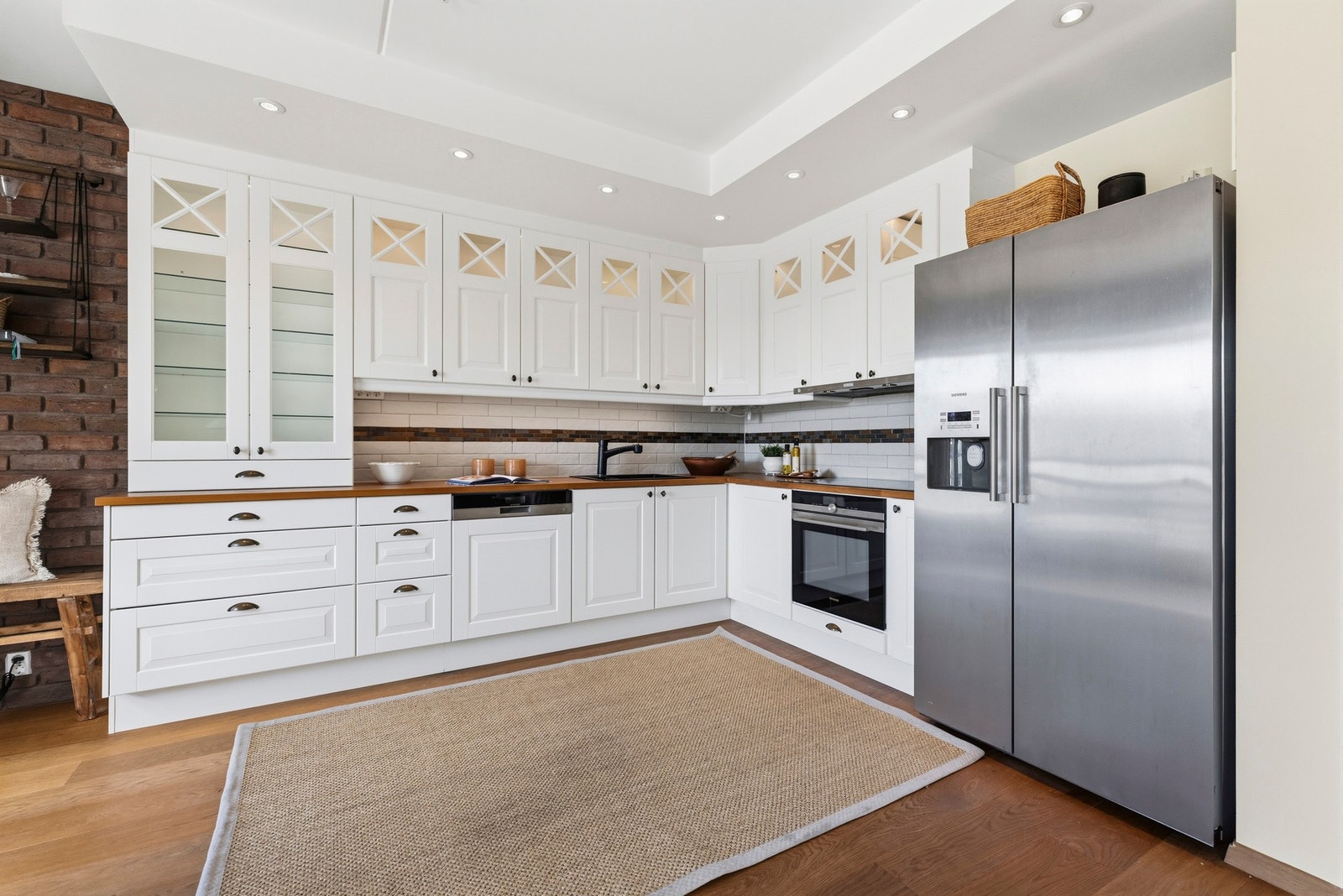 Kjøkkenet er fra "Herregård" Sigdal som ligger naturlig integrert i stuen, med god plass til både matlaging og hyggelige sammenkomster. Galleribilde