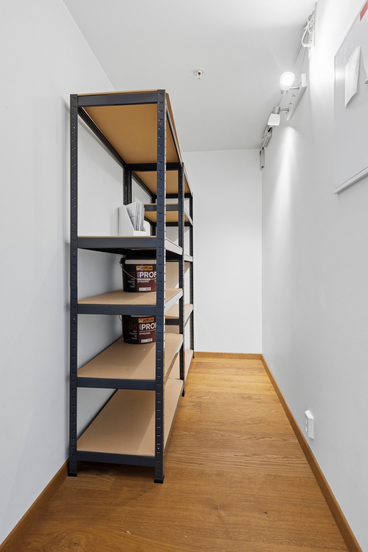 Boligen har en praktisk bod i gangen, perfekt for oppbevaring av alt fra yttertøy og sko til støvsuger og det man helst ikke vil ha fremme til daglig. Galleribilde