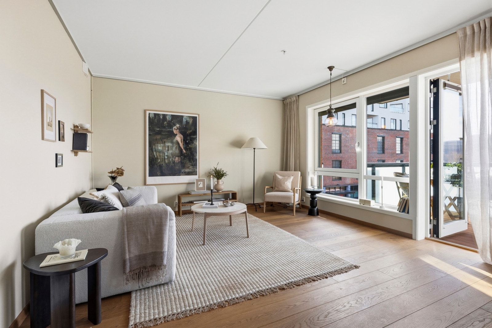 Montert elektriske rullegardiner på de store vindusflatene, som både er praktisk i hverdagen og gir et stilrent uttrykk. Galleribilde