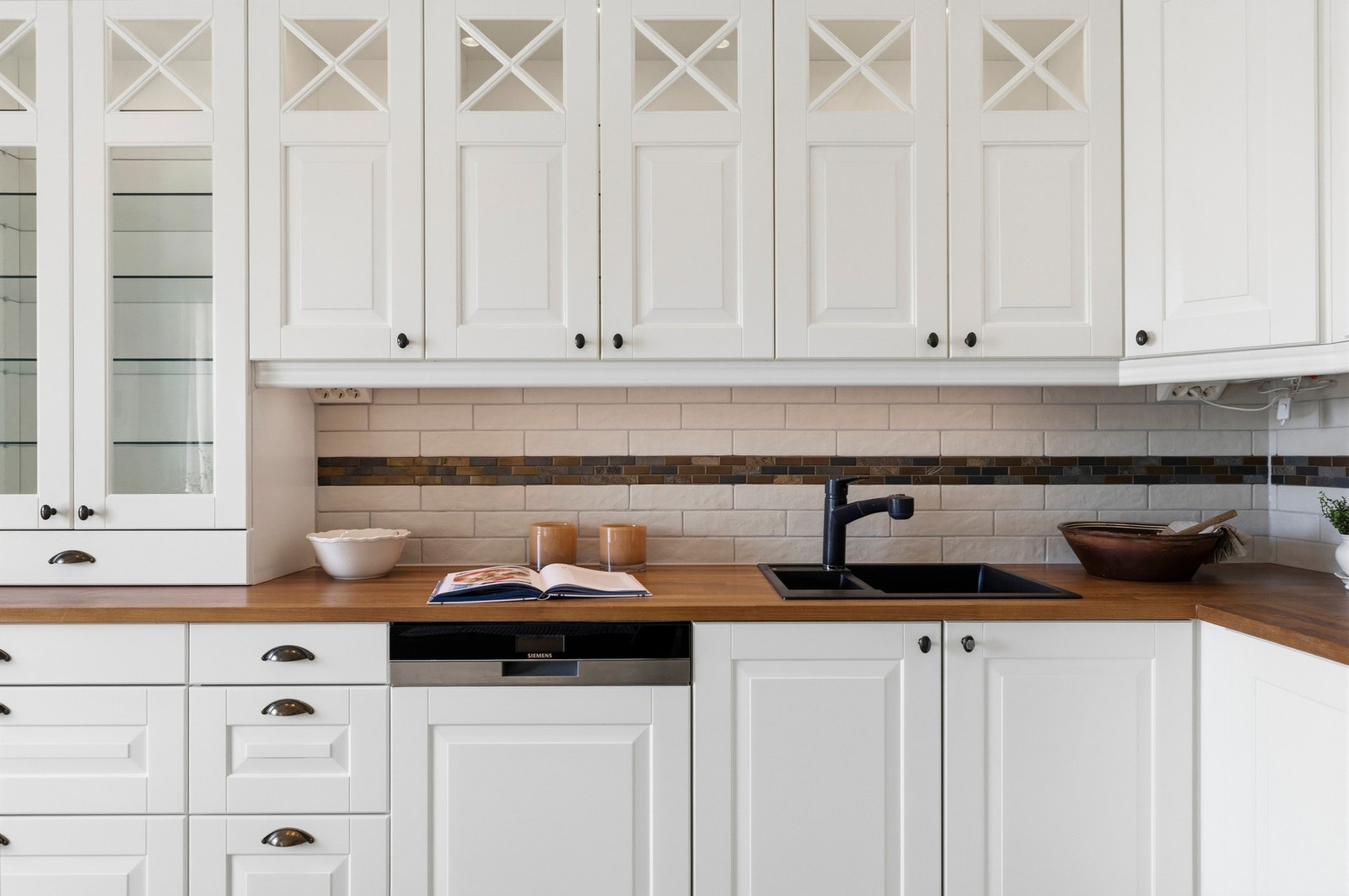 Innredningen har profilerte, fabrikk-lakkerte fronter i en klassisk stil, kombinert med de flotte vitrinedørene. Galleribilde