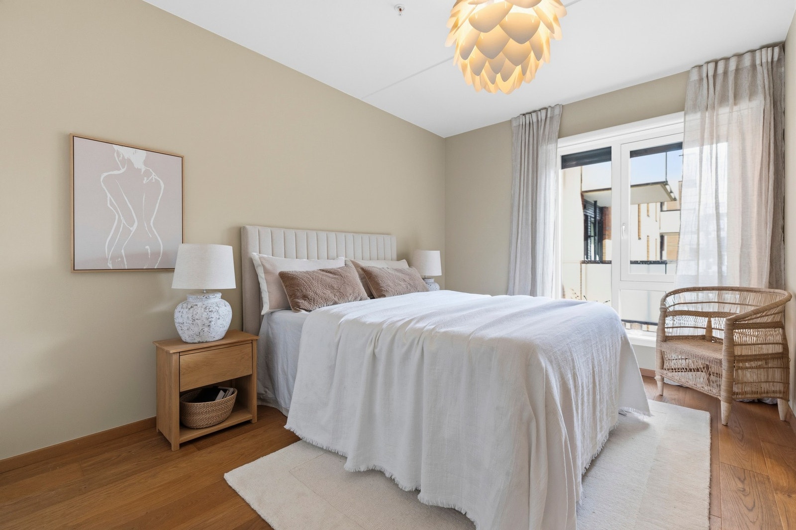 Hovedsoverommet har god plass til dobbeltseng og tilhørende møblement, og oppleves som rolig og behagelig med lune fargetoner og myke materialvalg Galleribilde