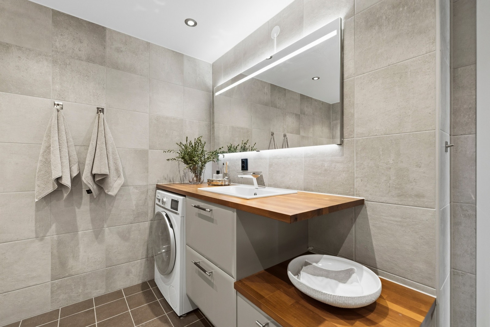 Praktisk og gjennomført med vegghengt toalett, opplegg for vaskemaskin, vannbåren gulvvarme Galleribilde