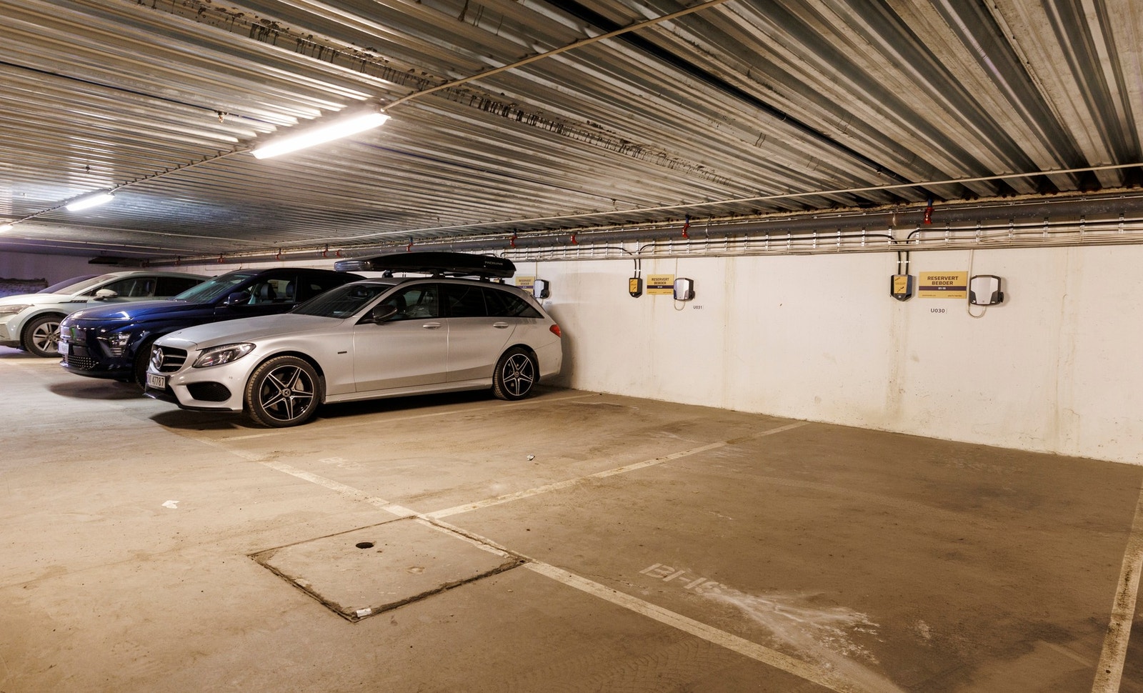 Bred garasjeplass med elbillader følger boligen. Plass B1-16 Galleribilde