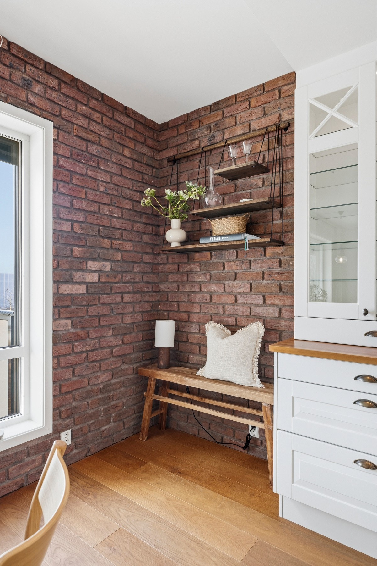 Murveggen tilfører rommet karakter og gir det lille ekstra. Galleribilde