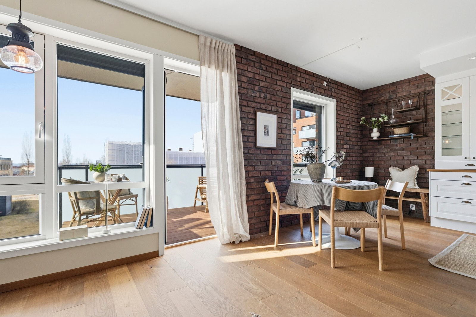 De store vinduene gir en åpen og fin kontakt med omgivelsene, samtidig som utsikten strekker seg utover nærliggende bebyggelse og grøntområder. Galleribilde