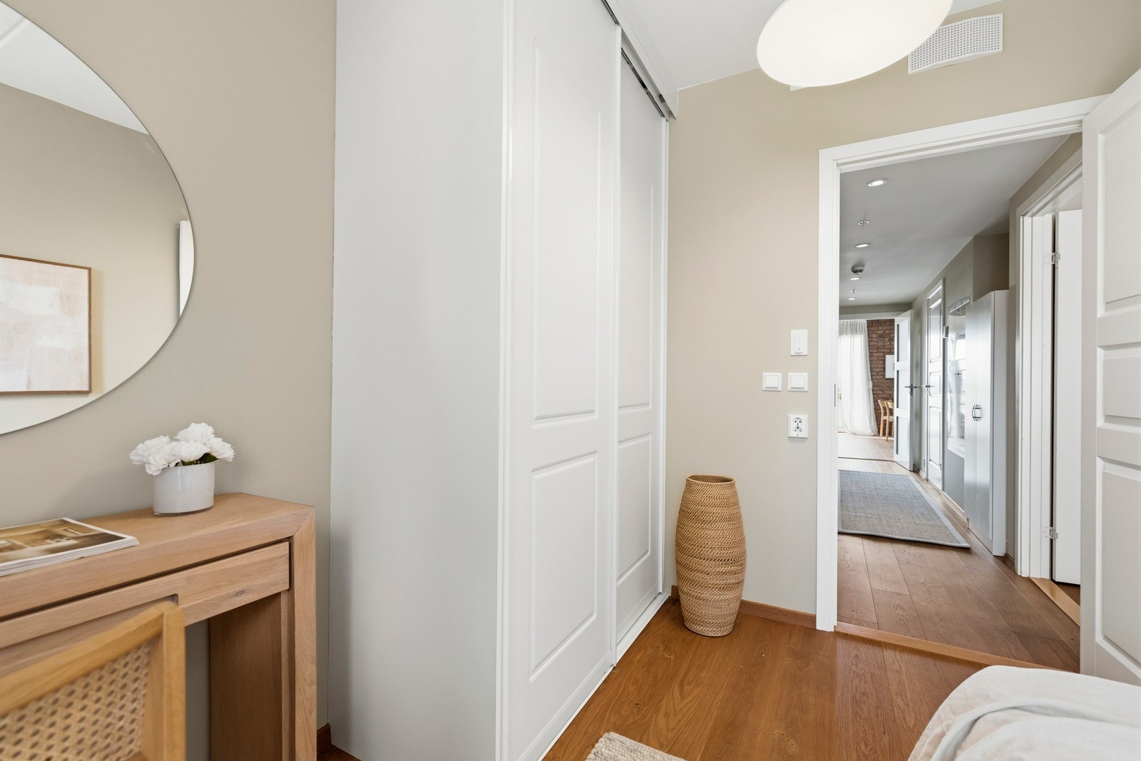 Rommet har en fin størrelse med plass til seng og skrivebord, og gode vindusflater som slipper inn rikelig med naturlig lys. Galleribilde