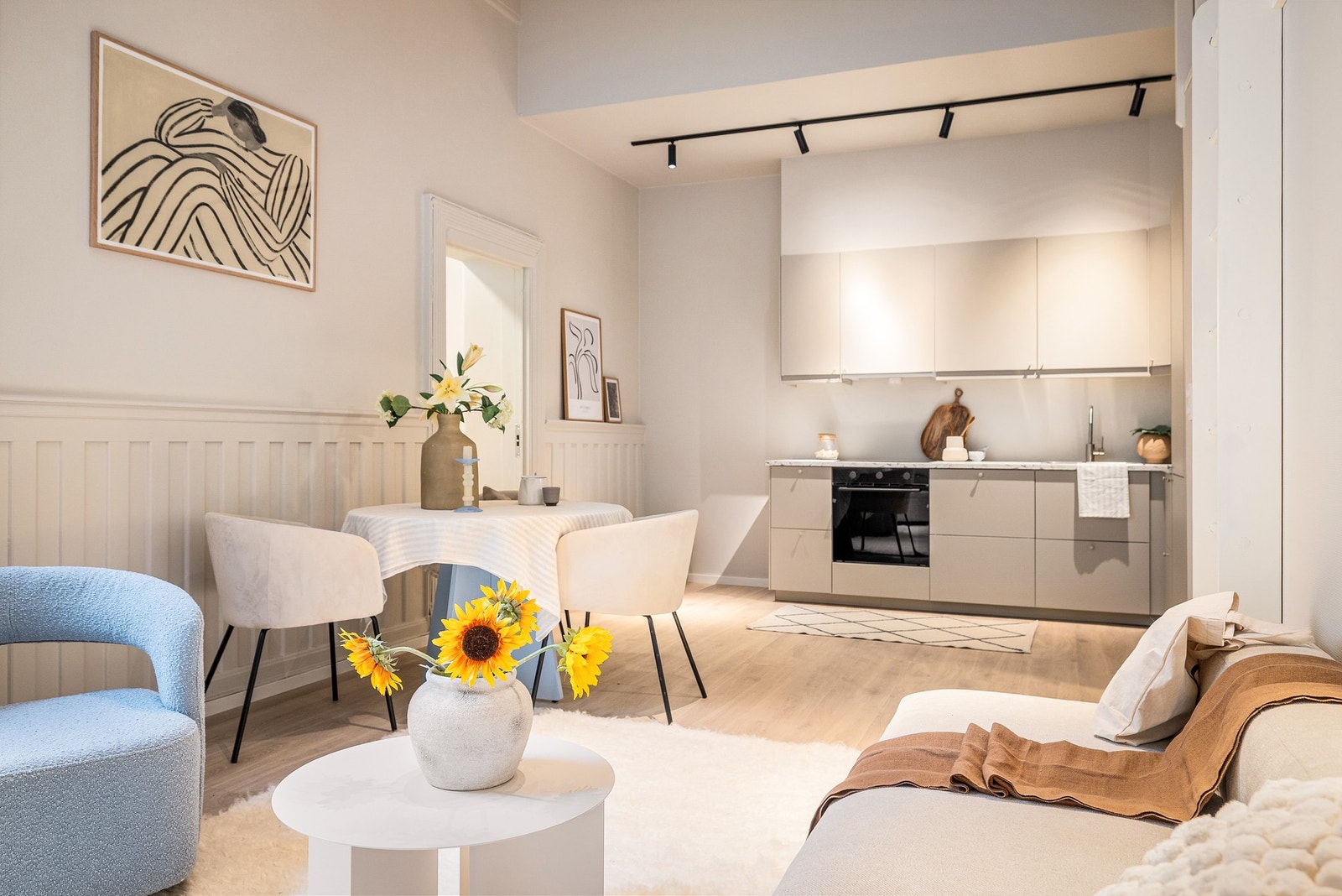 Åpen løsning mellom stue og kjøkken Galleribilde