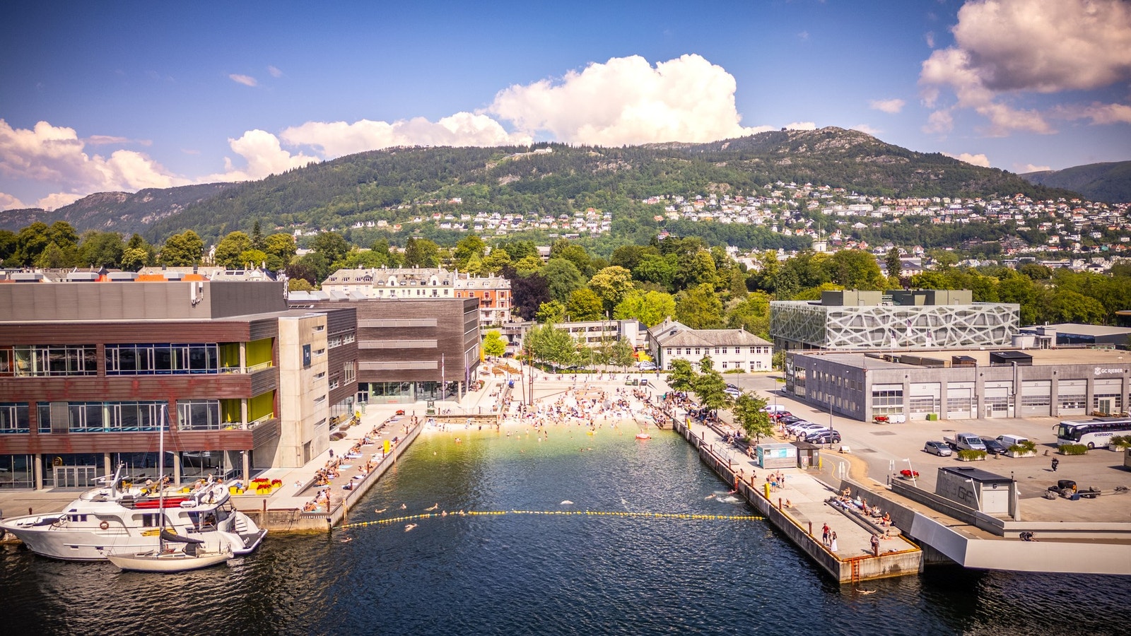 BI og bydelsstranden like ved Galleribilde