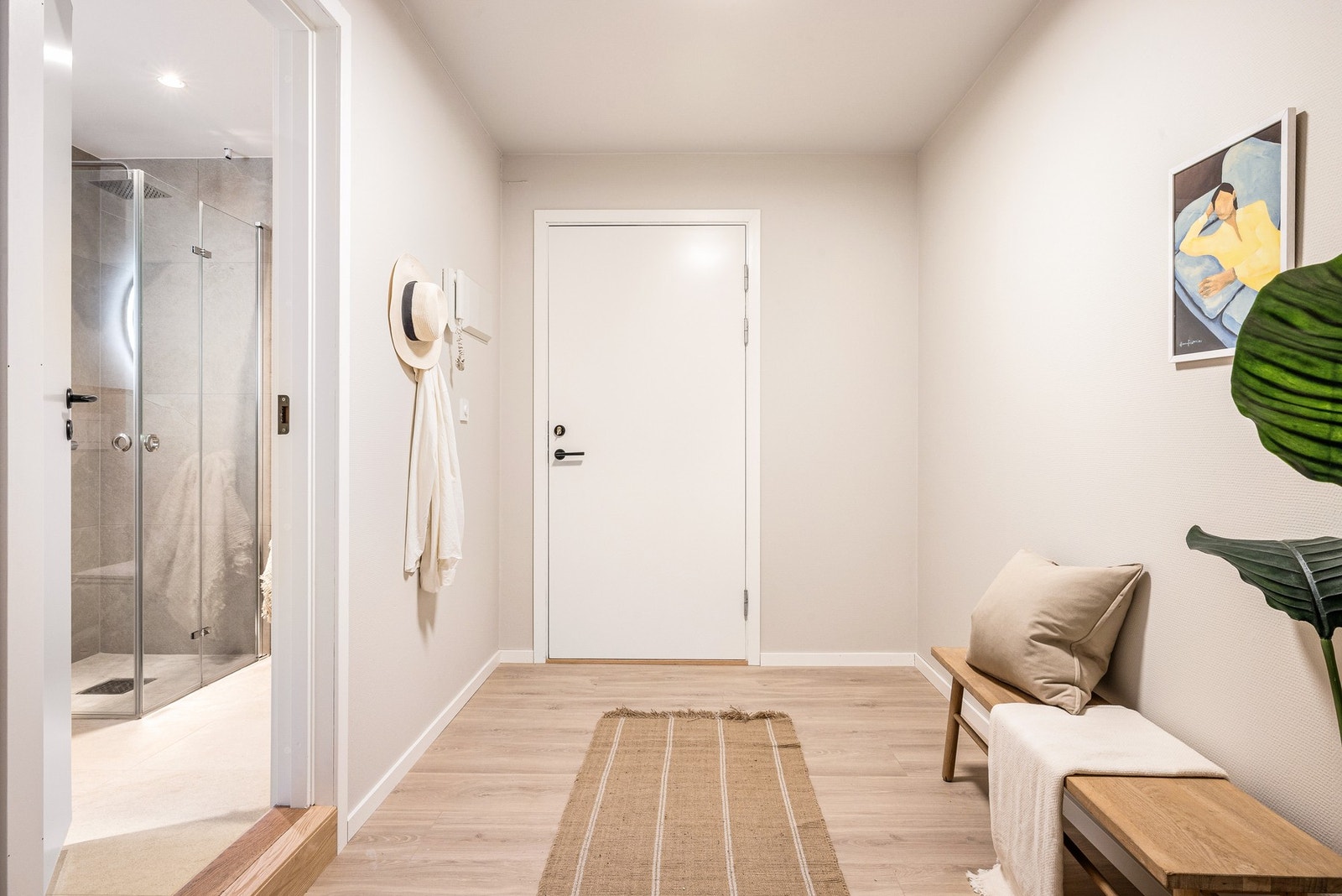 Romslig entré med plass til garderobeløsning Galleribilde