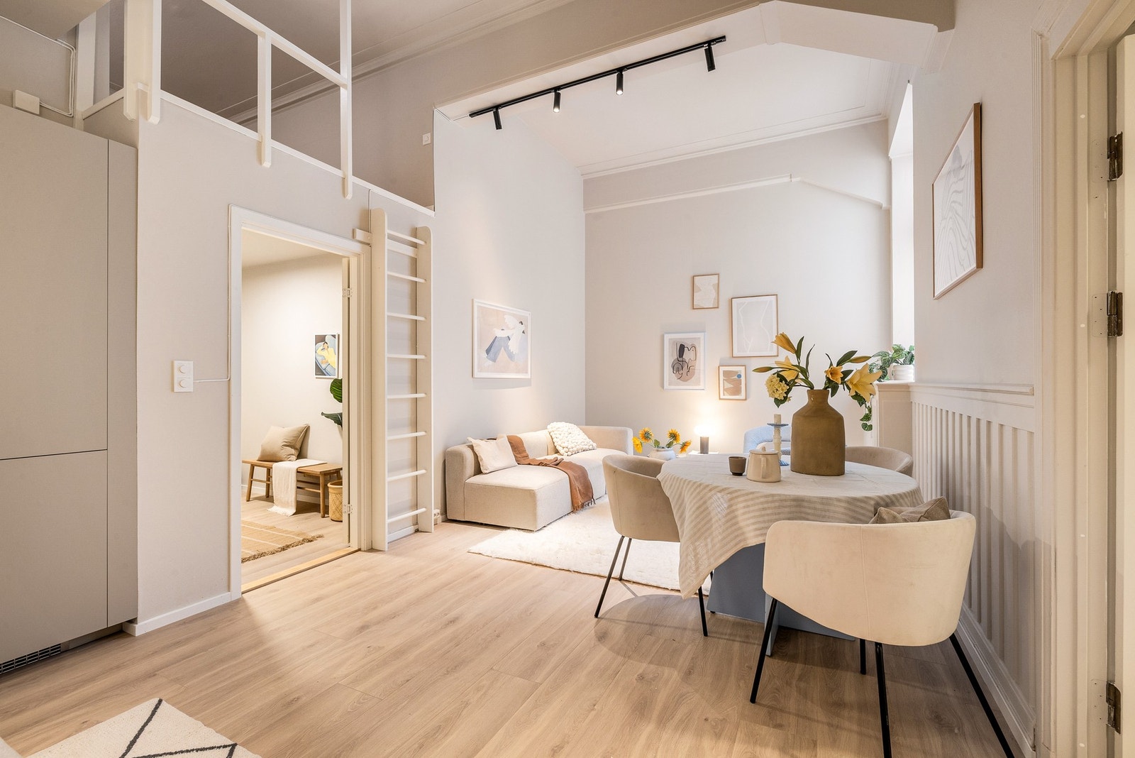 Mellom stuen og kjøkkenet er det stige til hems Galleribilde