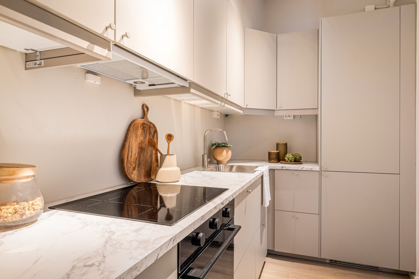 Lys under overskapene Galleribilde