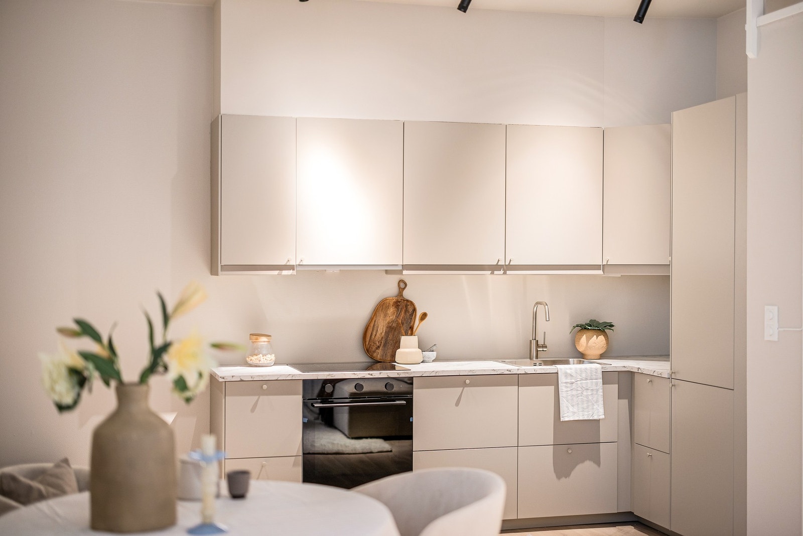 Slette fronter og god oppbevaringsplass Galleribilde