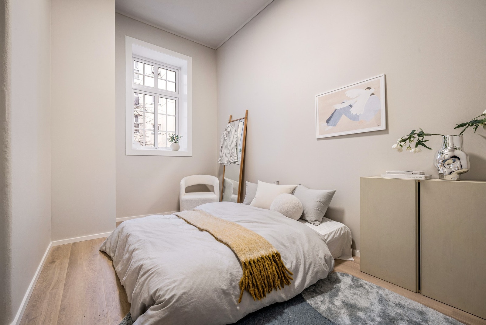 Soverom med god plass til stor seng Galleribilde