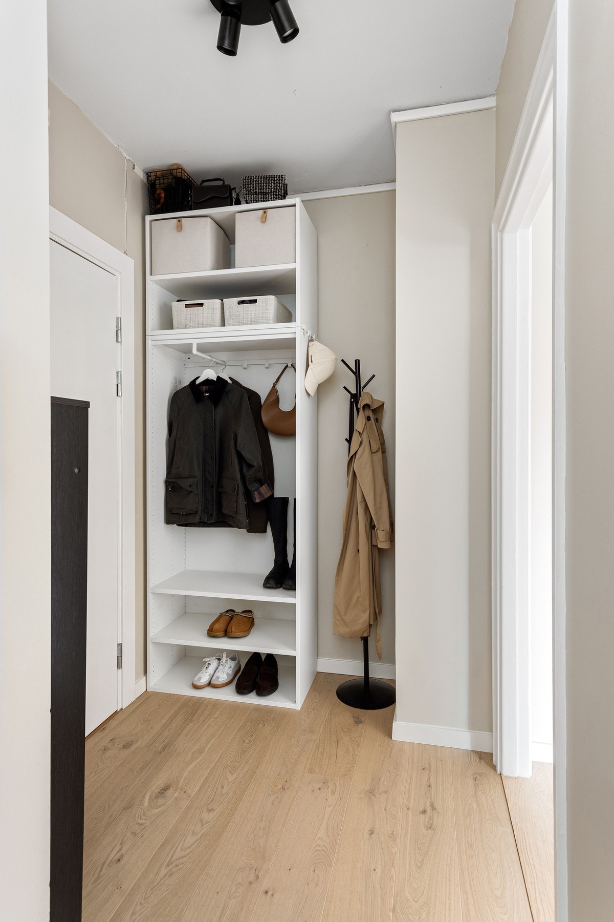 I entréen har du på plass til sko i medfølgende skoskap, samt ytterligere oppbevaringsplass i åpen garderobeløsning med hyller og oppheng. Galleribilde