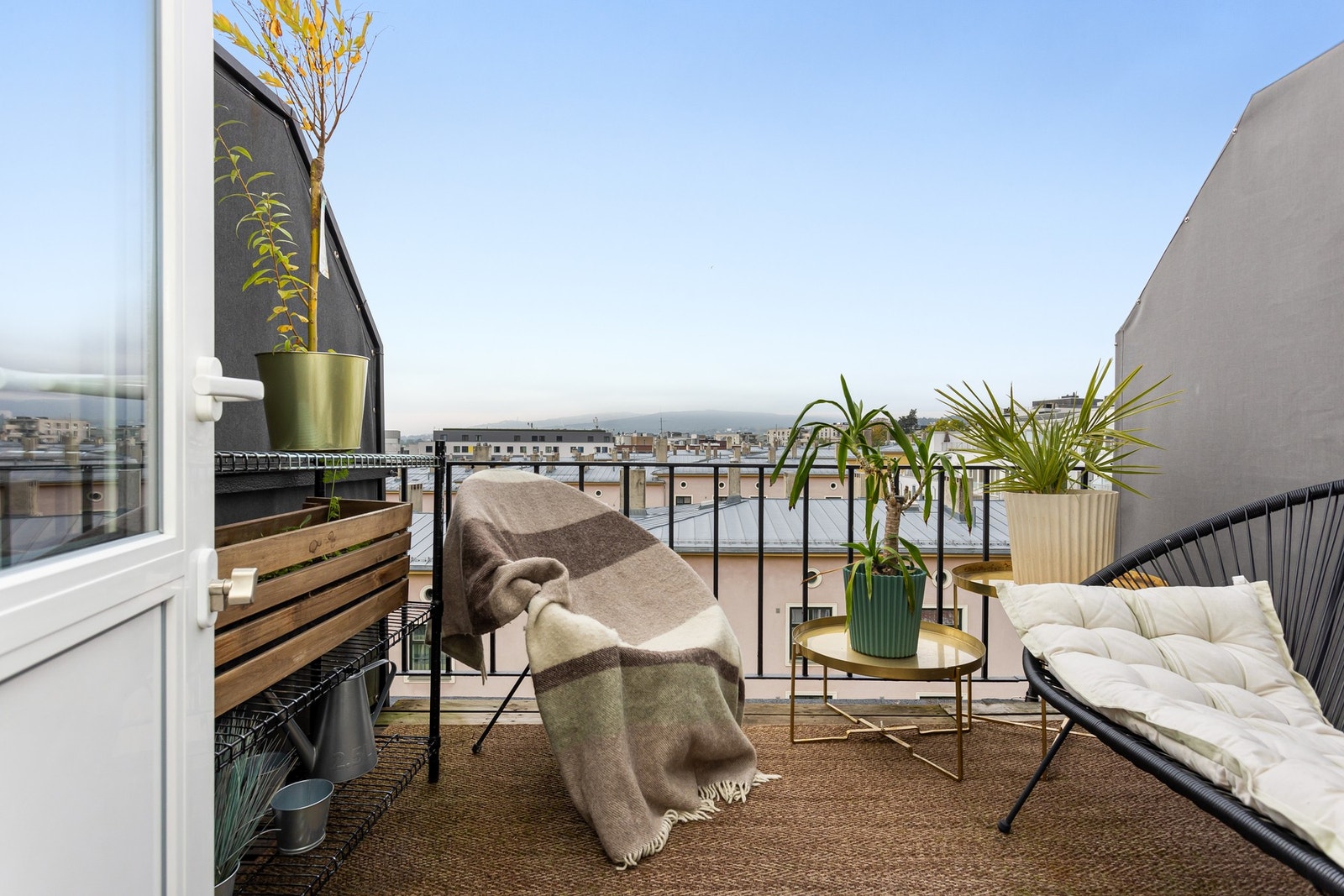 Beliggenheten i byggets toppetasje og mot nordvest sørger for gode solforhold fra ettermiddag og til sent på kveld. Galleribilde