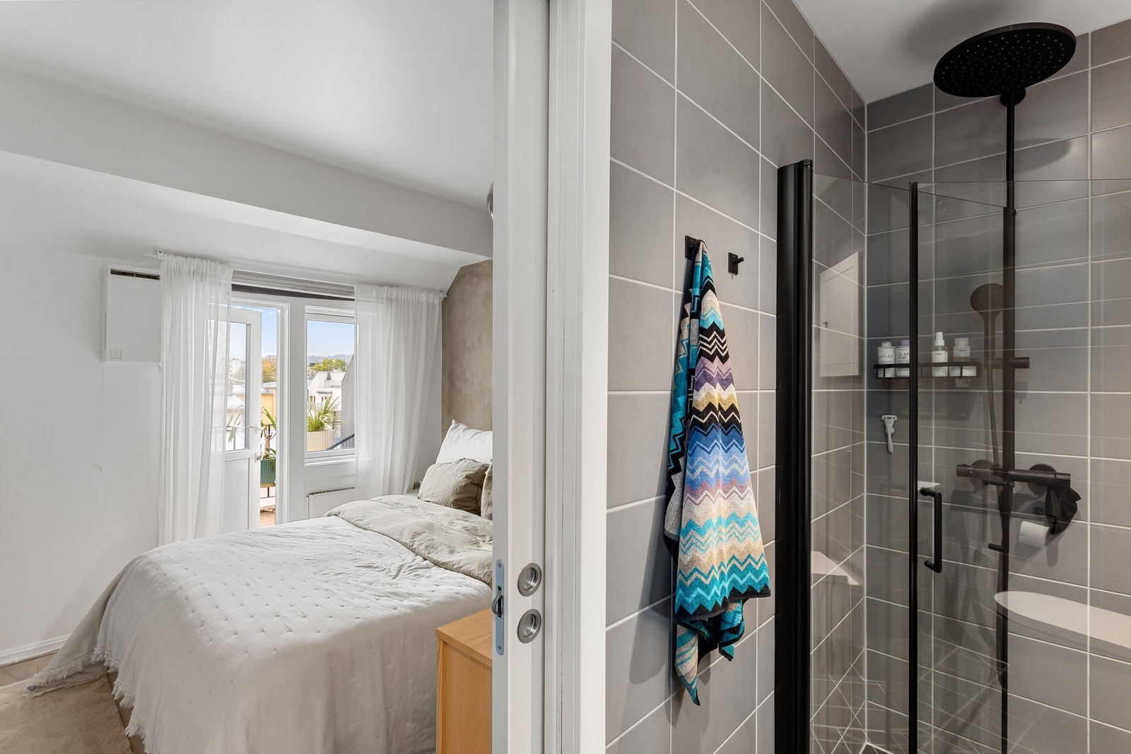 Leiligheten har et stilrent og moderne baderom som ble pusset opp i regi av sameiet i 2022/2023. Galleribilde