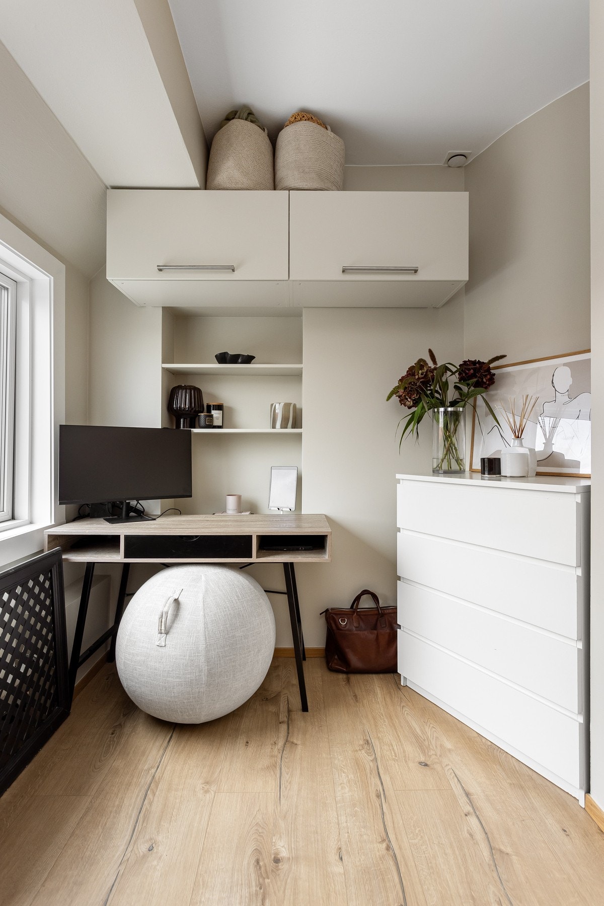 Soverommet har god standard med enstavs laminat på gulv og glatte overflater malt i en fin lys farge. Galleribilde