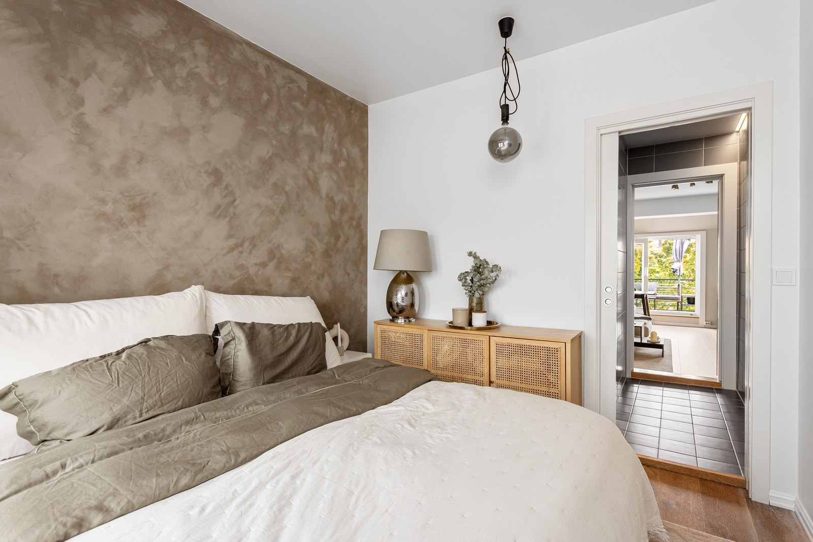 På soverommet har du plass til dobbeltseng, samt kommoder eller andre garderobeløsninger. Galleribilde