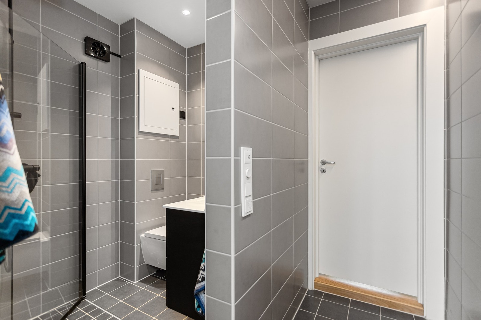 Baderommet har tidløse fliser på gulv og vegger, deilig gulvvarme og downlights i himlingen. Galleribilde