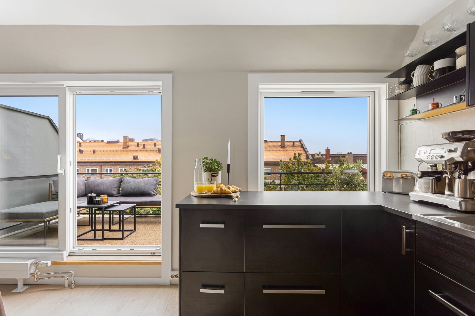 Kjøkkenet ligger i en fin, sosial og åpen løsning med stuen. Galleribilde