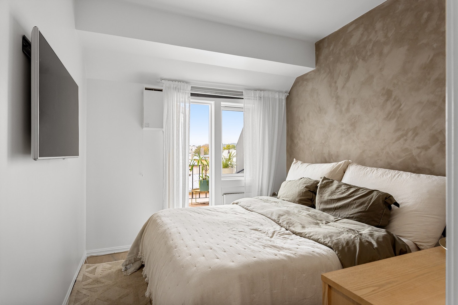 Soverommet har god standard med enstavs laminat på gulv og glatte lysmalte overflater med en fin kontrastvegg. Galleribilde